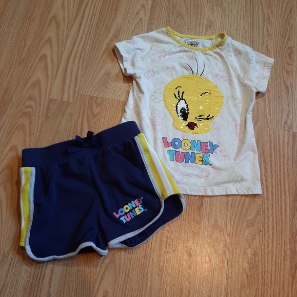 Looney Tunes 2 Piece Tweety Bird Flip Sequins T-Shirt and Shorts - Picture 2 of 8
